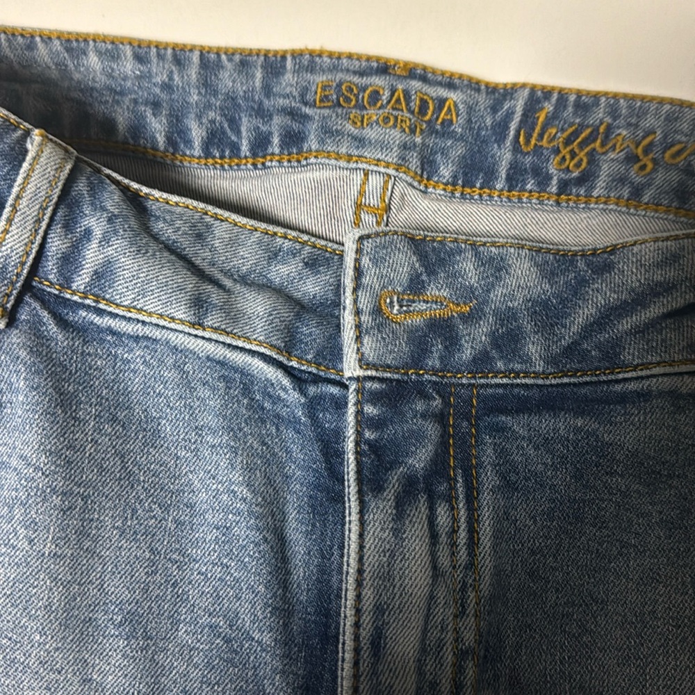 Escada Sport Skinny leg pair is made from cotton stretch for a flexible fit